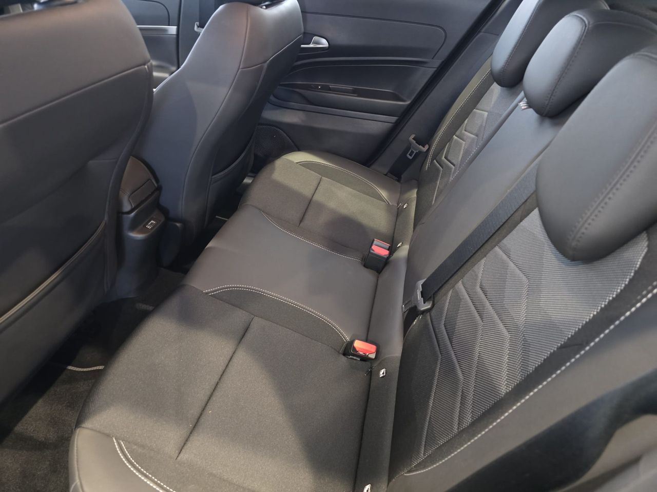 Jeep Avenger 1.2 Turbo 100 CV Altitude - Foto 16