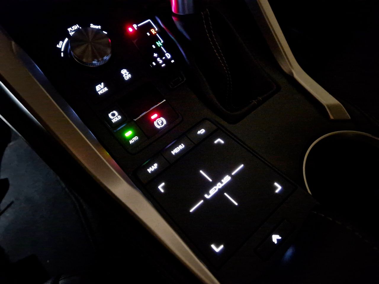 Lexus NX 300h - Foto 36