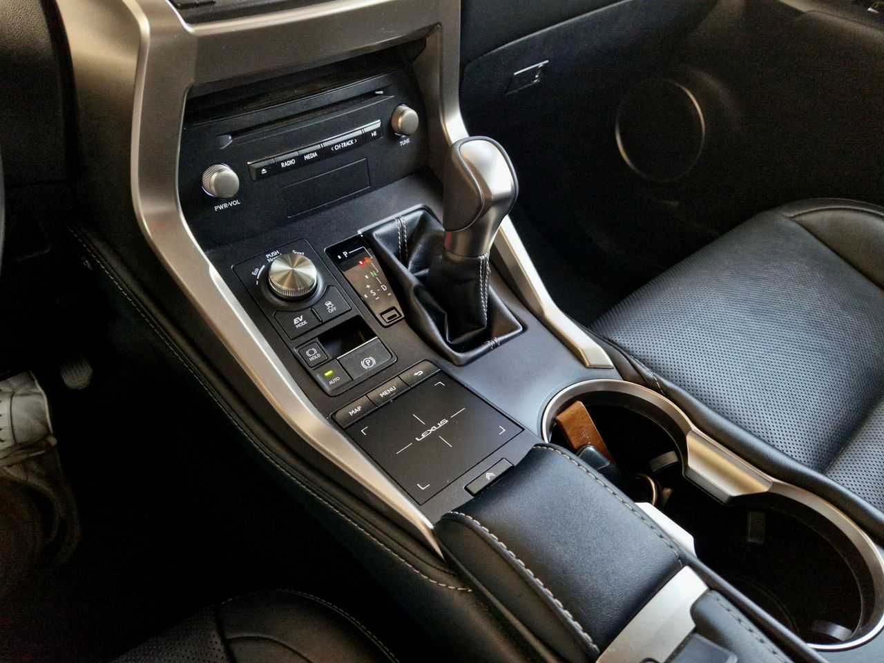 Lexus NX 300h - Foto 26