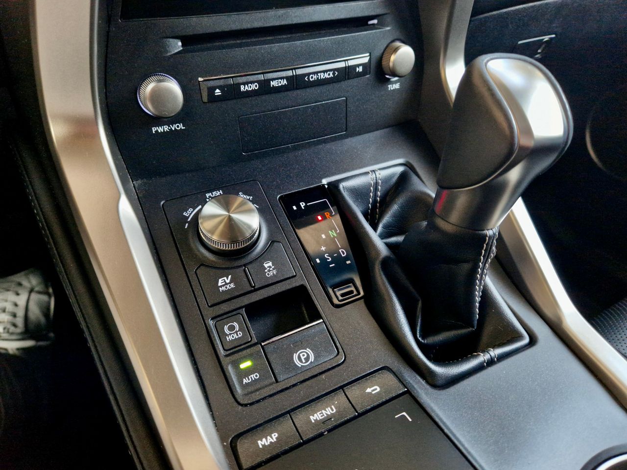 Lexus NX 300h - Foto 27