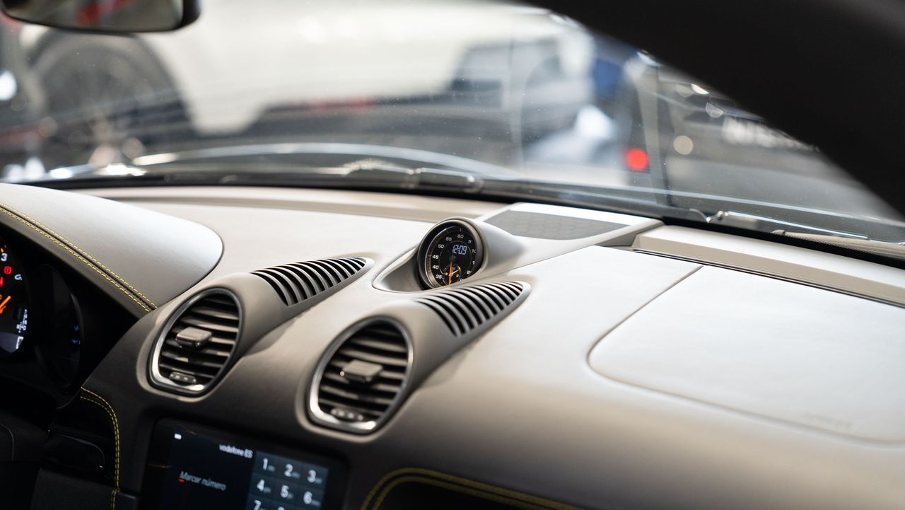 Porsche 718 CAYMAN GT4 - Foto 24