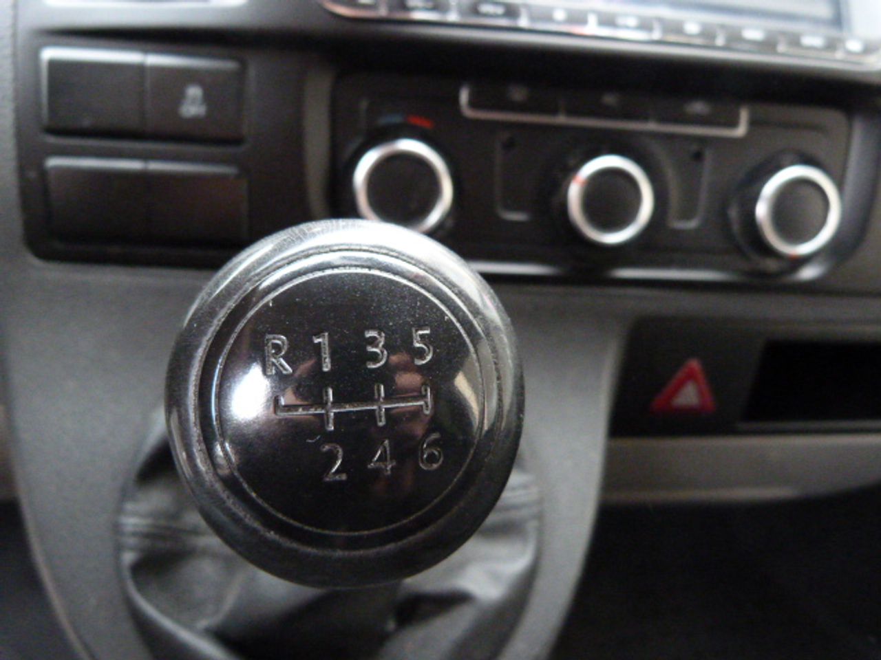 Volkswagen Transporter VOLKSWAGEN Transporter Kombi Corto T.Medio 2.0 TDI 140cv 2.8T muy muy bien cuidado, kilómetros garantizados - Foto 29
