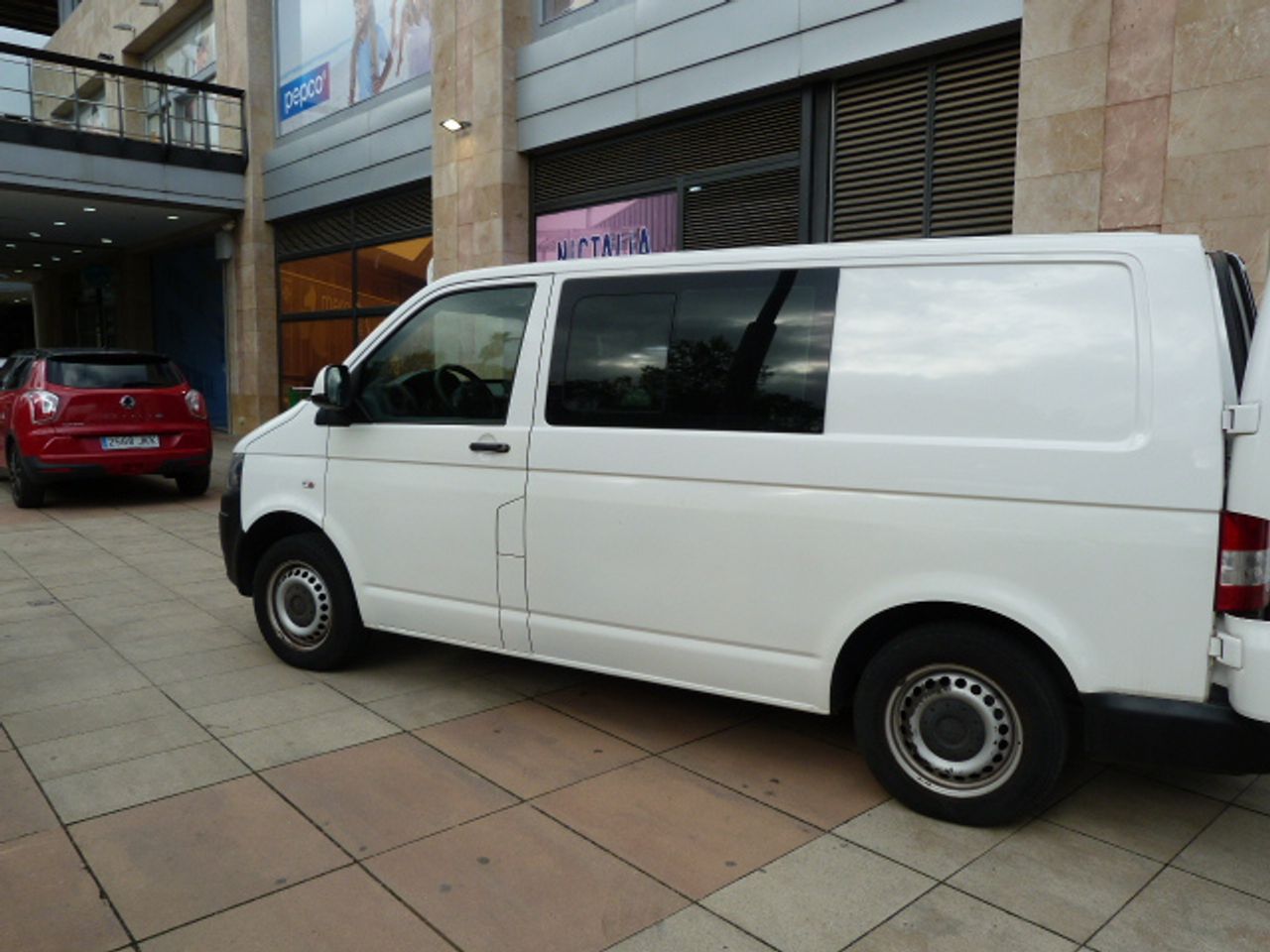 Volkswagen Transporter VOLKSWAGEN Transporter Kombi Corto T.Medio 2.0 TDI 140cv 2.8T muy muy bien cuidado, kilómetros garantizados - Foto 24