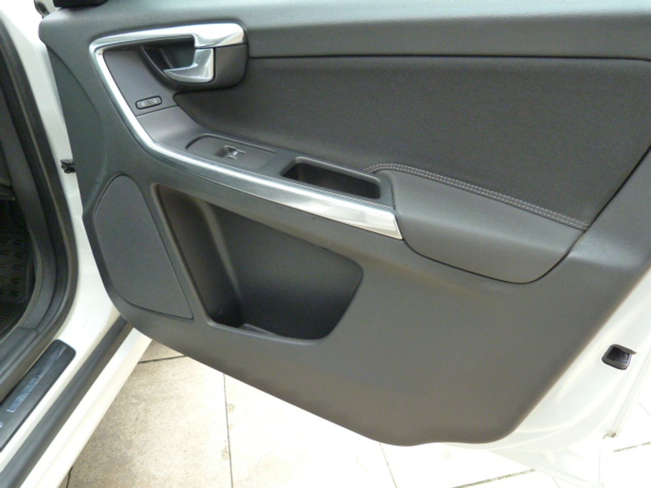 Volvo XC60 D3 Momentum muy muy bien cuidado, kilómetros garantizados - Foto 7