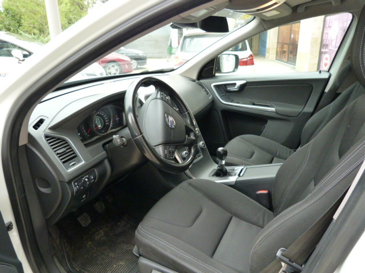 Volvo XC60 D3 Momentum muy muy bien cuidado, kilómetros garantizados - Foto 16