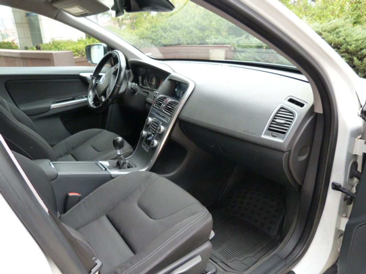 Volvo XC60 D3 Momentum muy muy bien cuidado, kilómetros garantizados - Foto 6