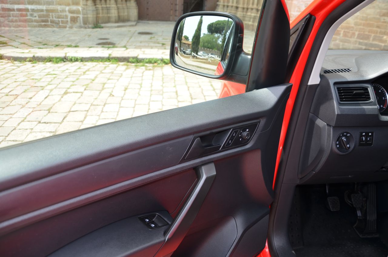 Volkswagen Caddy PROFESIONAL FURGÓN BMT 2.0 TDI 75CV../ PACK CONFORT../  - Foto 3
