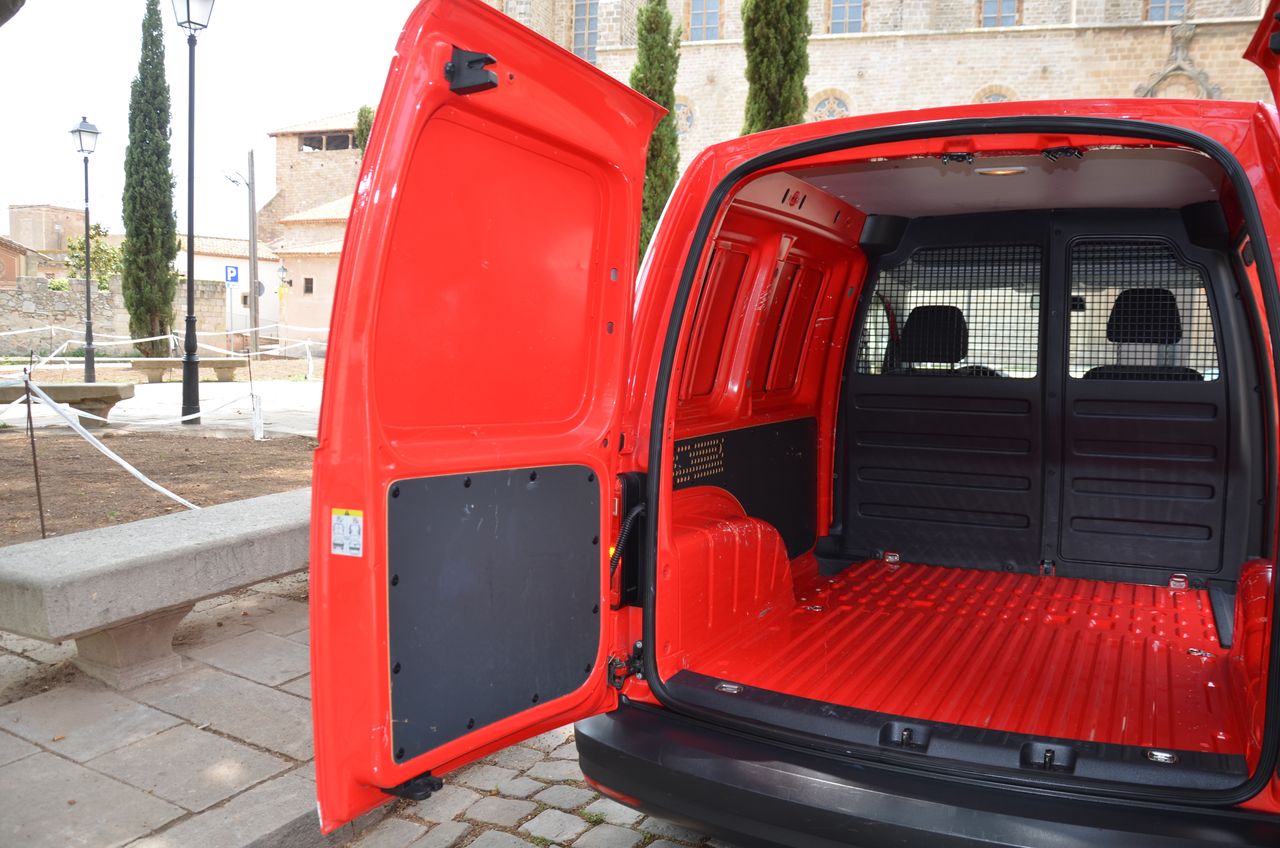 Volkswagen Caddy PROFESIONAL FURGÓN BMT 2.0 TDI 75CV../ PACK CONFORT../  - Foto 11