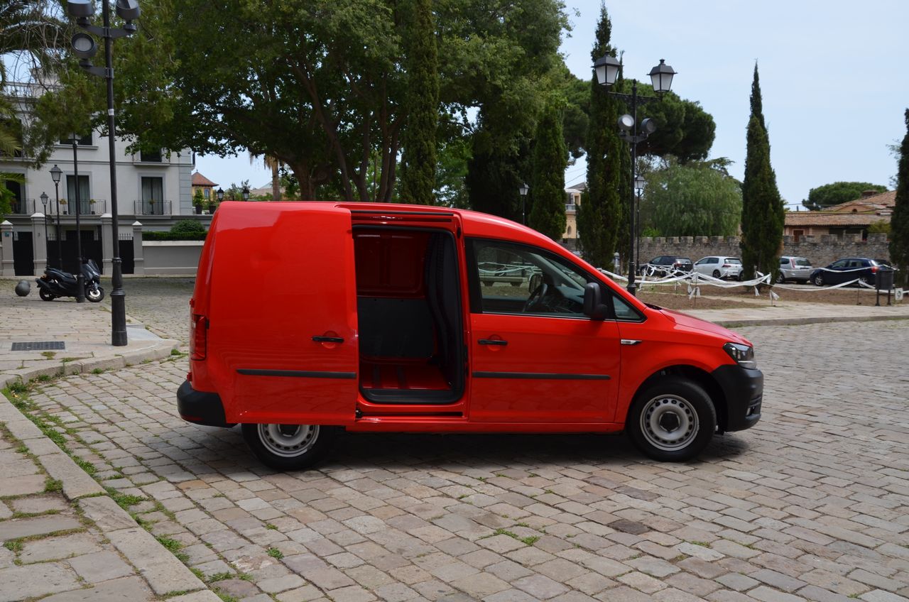 Volkswagen Caddy PROFESIONAL FURGÓN BMT 2.0 TDI 75CV../ PACK CONFORT../  - Foto 16