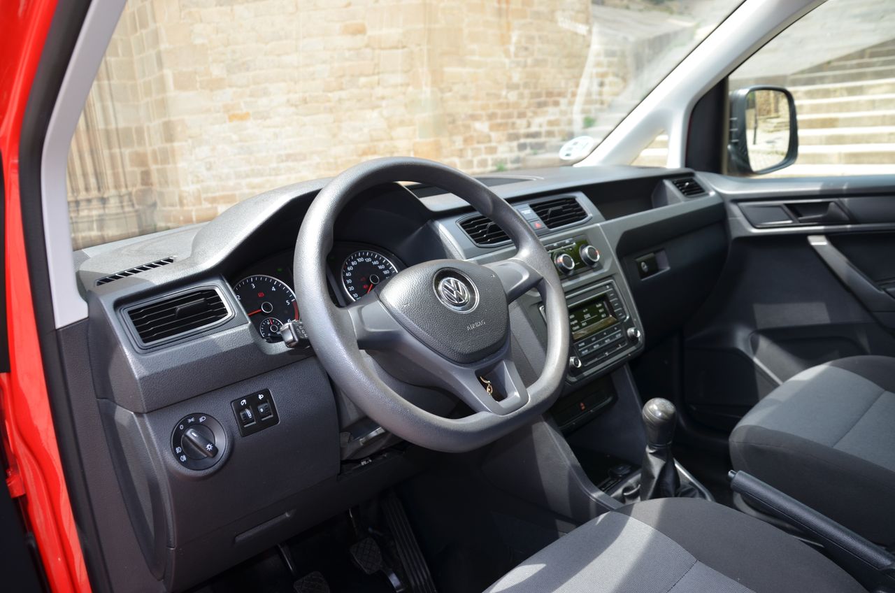 Volkswagen Caddy PROFESIONAL FURGÓN BMT 2.0 TDI 75CV../ PACK CONFORT../  - Foto 6