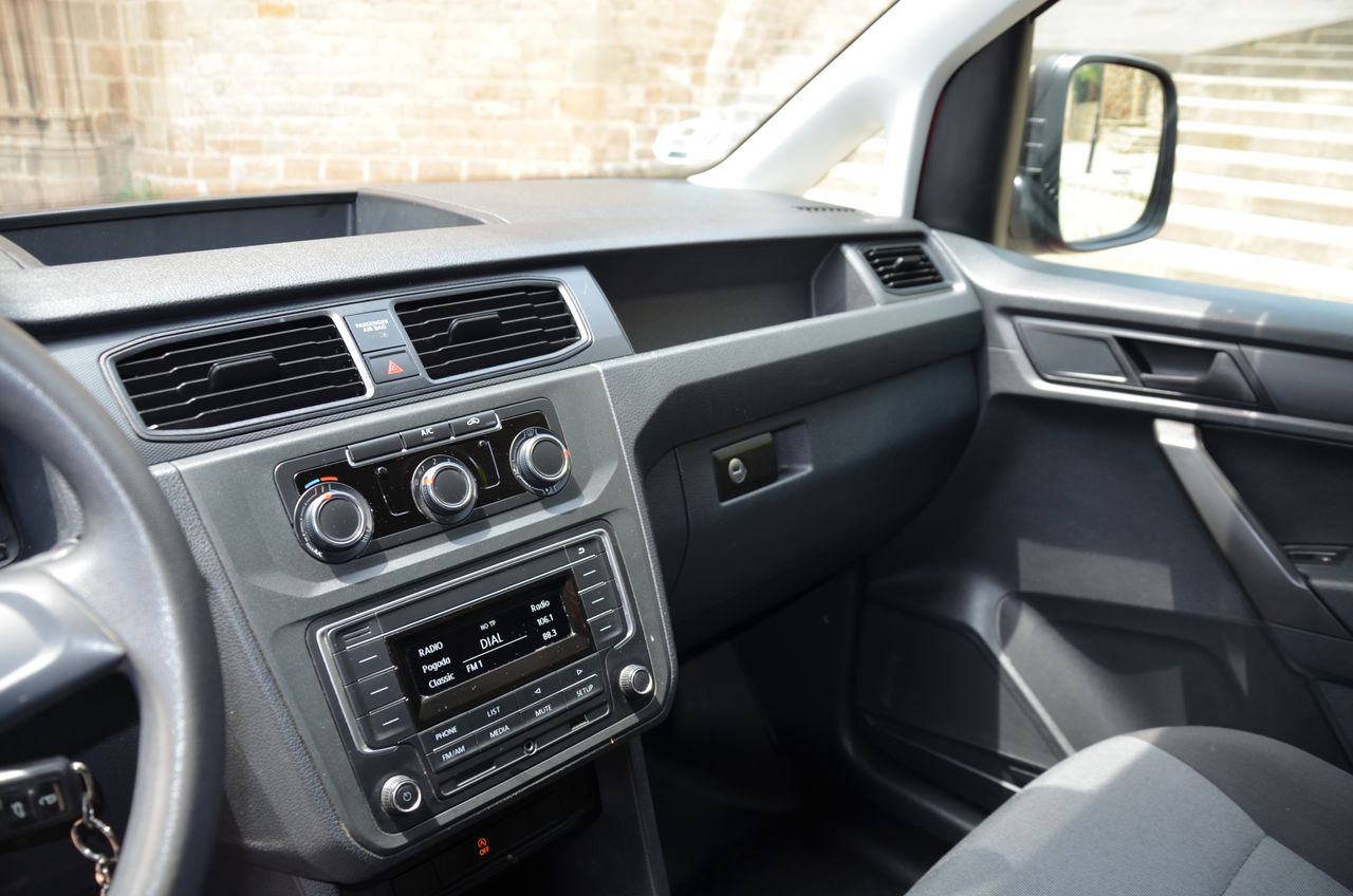 Volkswagen Caddy PROFESIONAL FURGÓN BMT 2.0 TDI 75CV../ PACK CONFORT../  - Foto 8