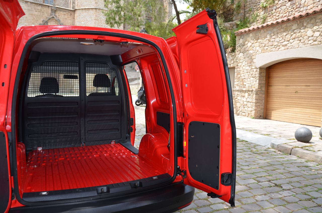 Volkswagen Caddy PROFESIONAL FURGÓN BMT 2.0 TDI 75CV../ PACK CONFORT../  - Foto 12