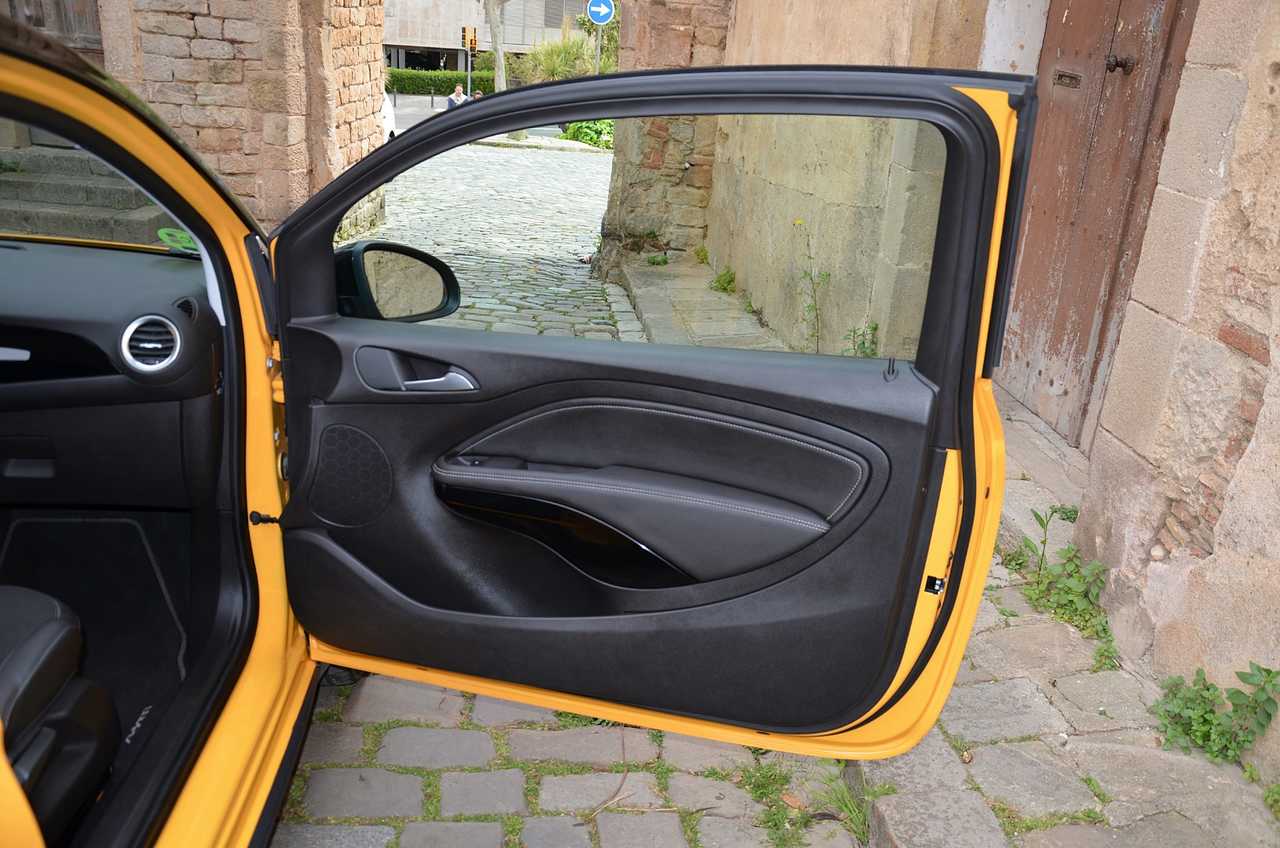 Opel Adam 1.0 XFT ROCKS 3 PUERTAS ../ EDICIÓN LIMITADA../ SÓLO 25.000 KM../ TECHO DESCAPOTABLE - Foto 28