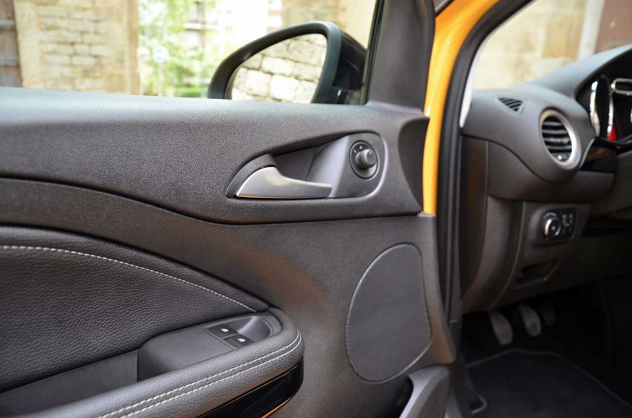 Opel Adam 1.0 XFT ROCKS 3 PUERTAS ../ EDICIÓN LIMITADA../ SÓLO 25.000 KM../ TECHO DESCAPOTABLE - Foto 5