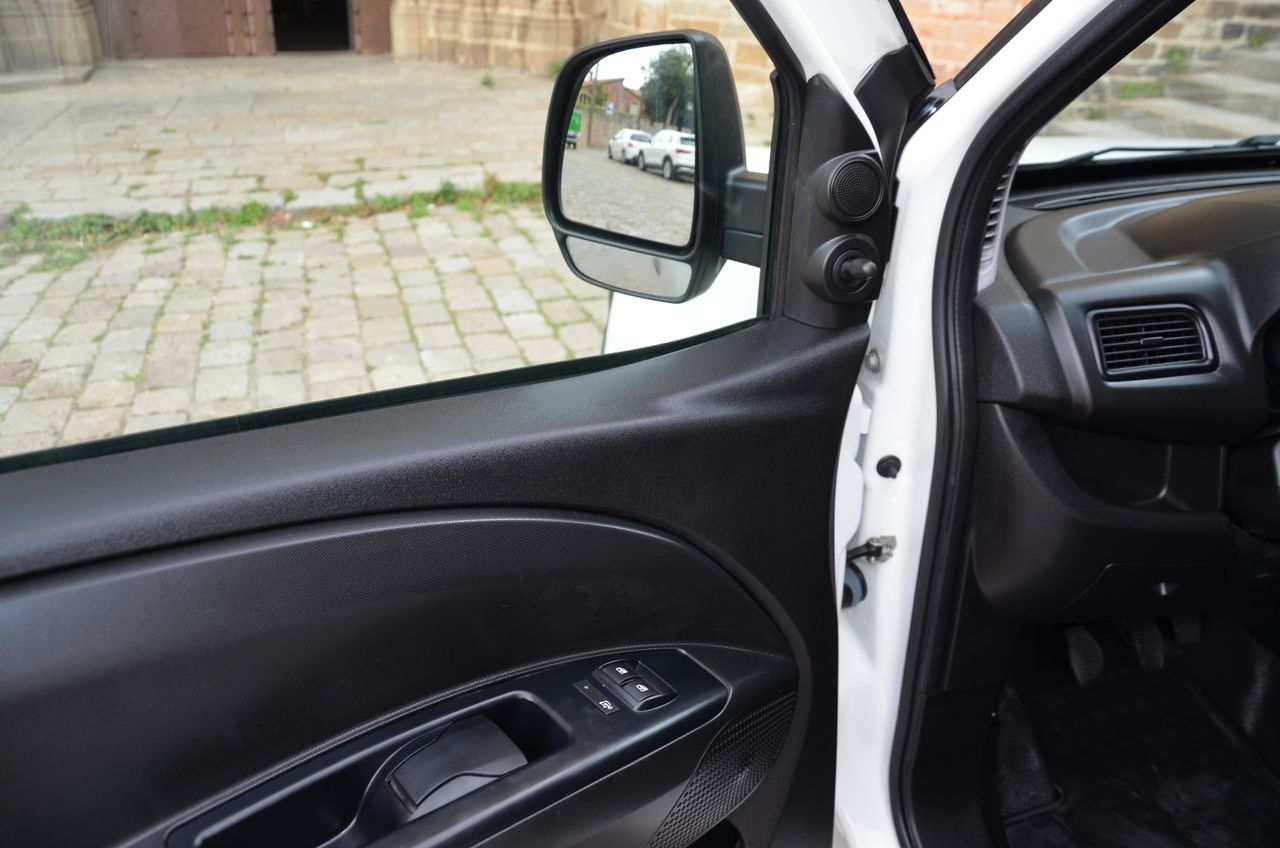 Opel Combo D CARGO L1 H1 1.3 CDTI 95CV MT5 E6 ETIQUETA C ( AZUL )  - Foto 3