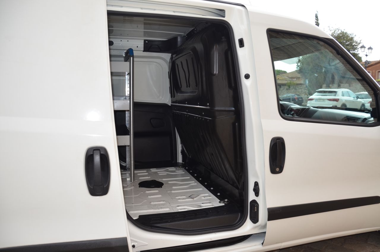 Opel Combo D CARGO L1 H1 1.3 CDTI 95CV MT5 E6 ETIQUETA C ( AZUL )  - Foto 16