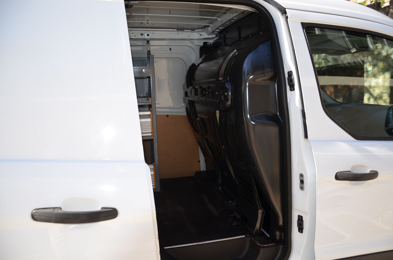 Ford Transit Connect FURGÓN 200  L1 TREND 1.5TDCI 75CV MT5 Euro6 TRES PLAZAS/ ESTANTERIAS Y PUERTAS ABATIBLES DE ALUMINIO/ SUELO DE MADERA FINLANDESA  - Foto 36