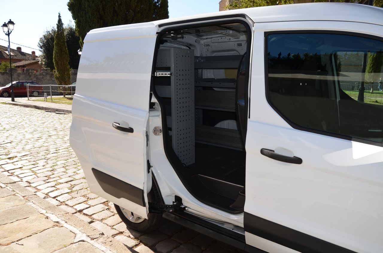 Ford Transit Connect FURGÓN 200  L1 TREND 1.5TDCI 75CV MT5 Euro6 TRES PLAZAS/ ESTANTERIAS Y PUERTAS ABATIBLES DE ALUMINIO/ SUELO DE MADERA FINLANDESA  - Foto 23