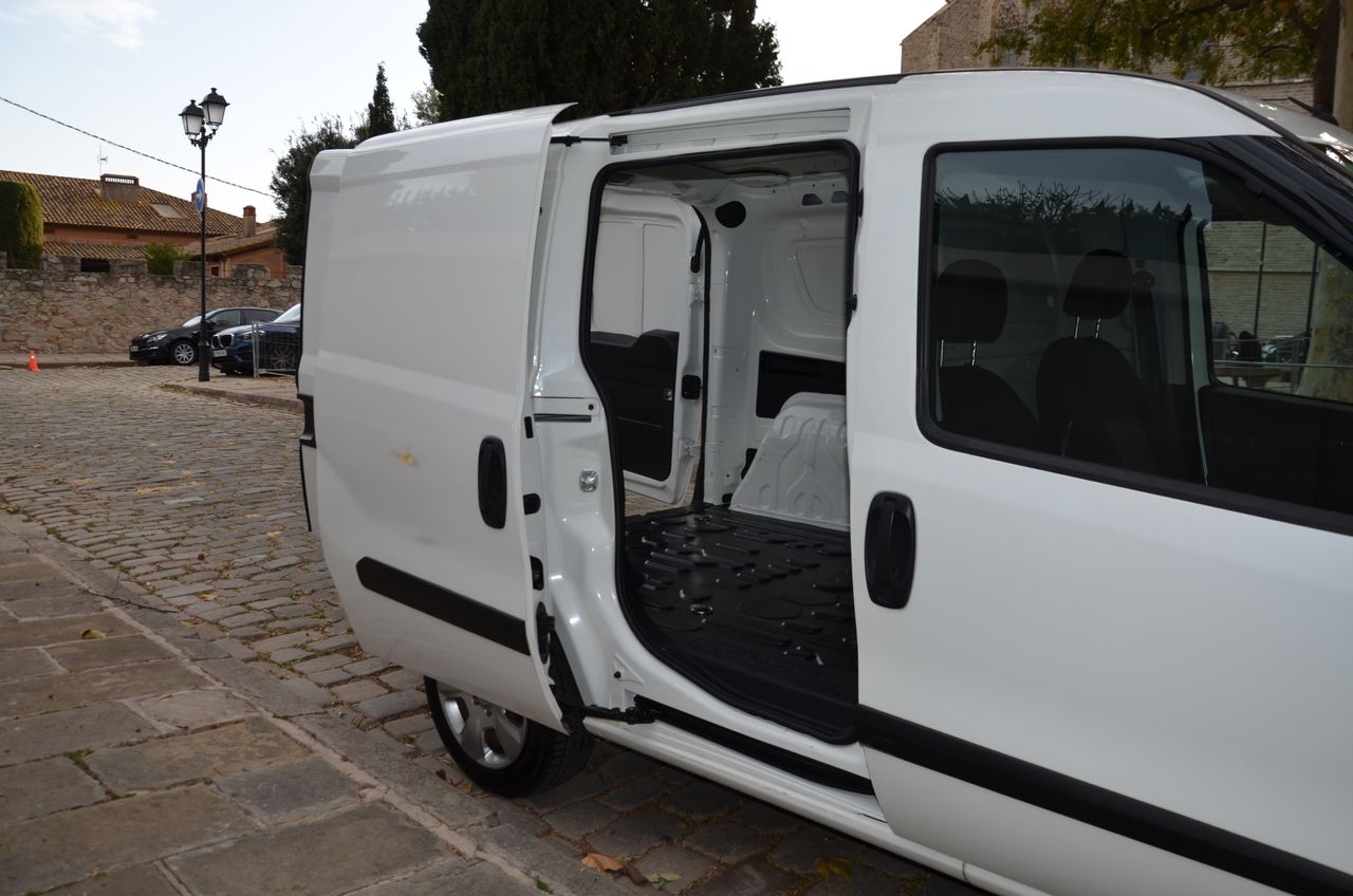 Opel Combo 1.3 L1 H1 1.3 CDTI 95CV E6 / PUERTA LATERAL MUY CUIDADA - Foto 27