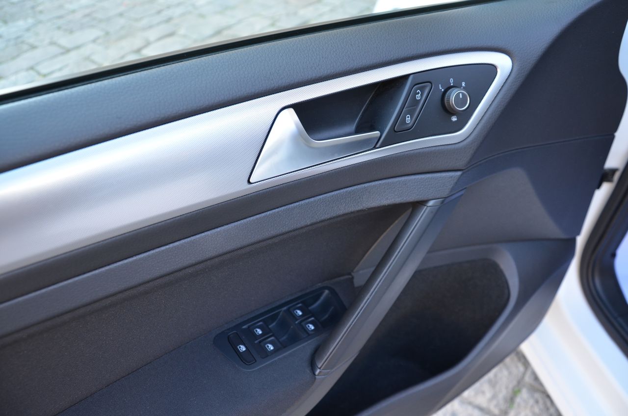 Volkswagen Golf 1.6 TDI BUSINESS & NAVEGADOR PROFESIONAL TÁCTIL  - Foto 28