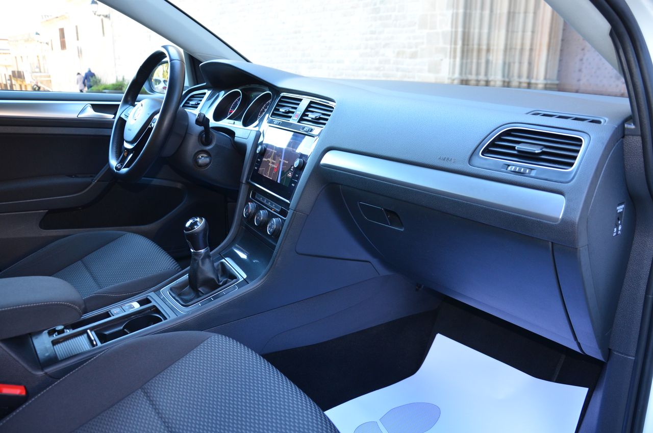 Volkswagen Golf 1.6 TDI BUSINESS & NAVEGADOR PROFESIONAL TÁCTIL  - Foto 51