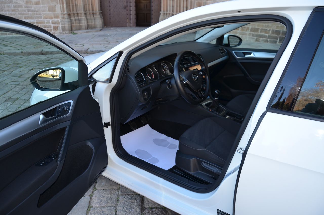 Volkswagen Golf 1.6 TDI BUSINESS & NAVEGADOR PROFESIONAL TÁCTIL  - Foto 17