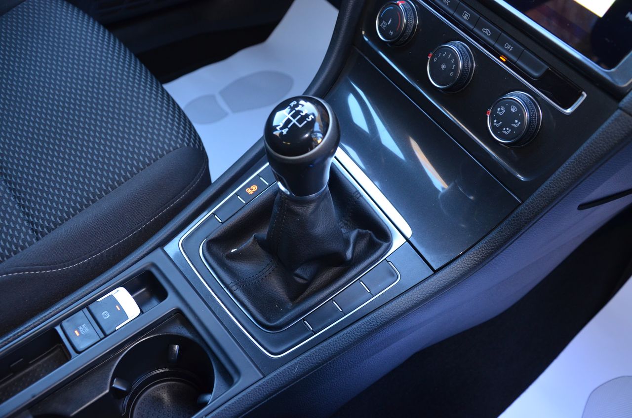 Volkswagen Golf 1.6 TDI BUSINESS & NAVEGADOR PROFESIONAL TÁCTIL  - Foto 50