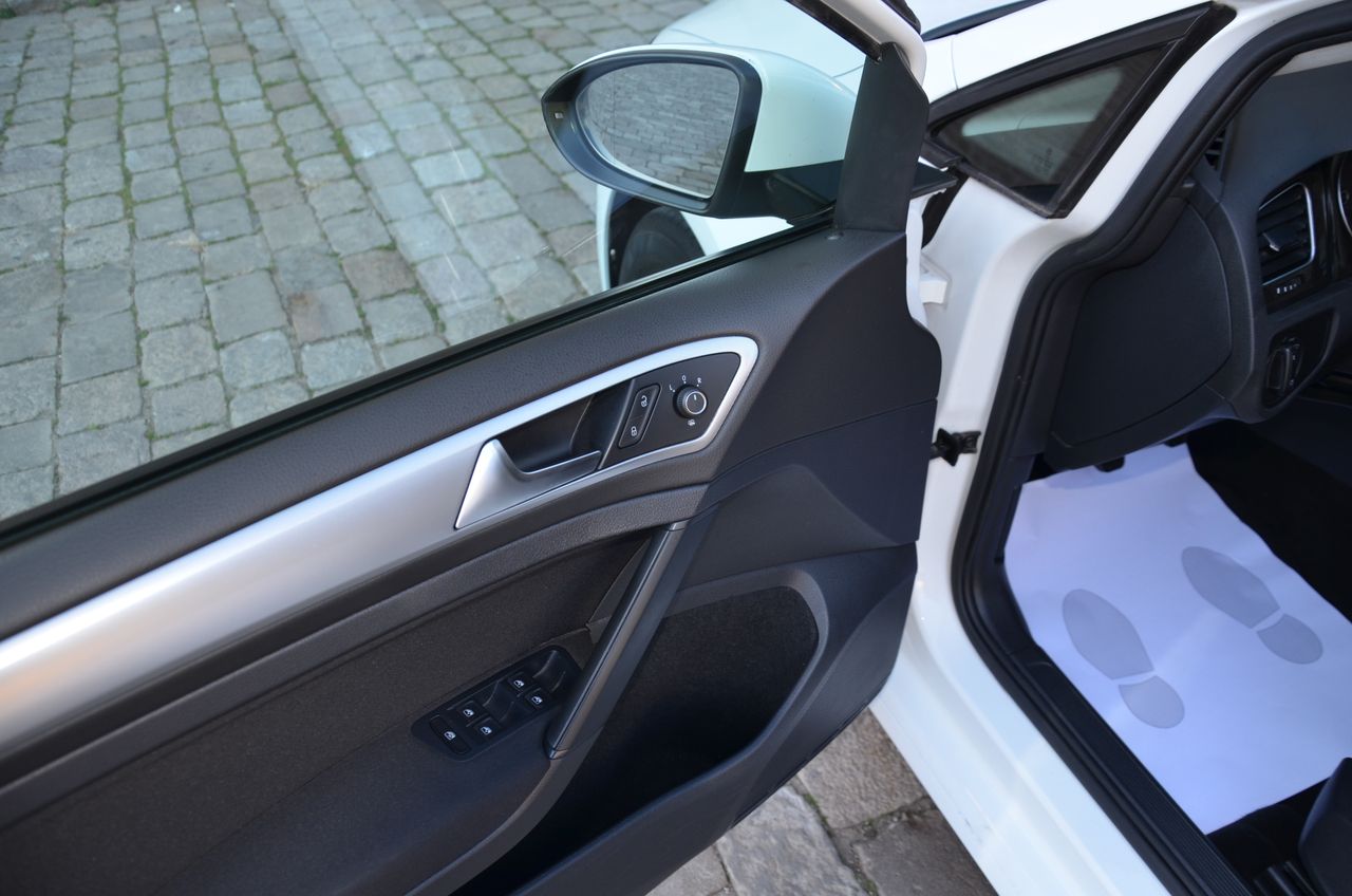 Volkswagen Golf 1.6 TDI BUSINESS & NAVEGADOR PROFESIONAL TÁCTIL  - Foto 39