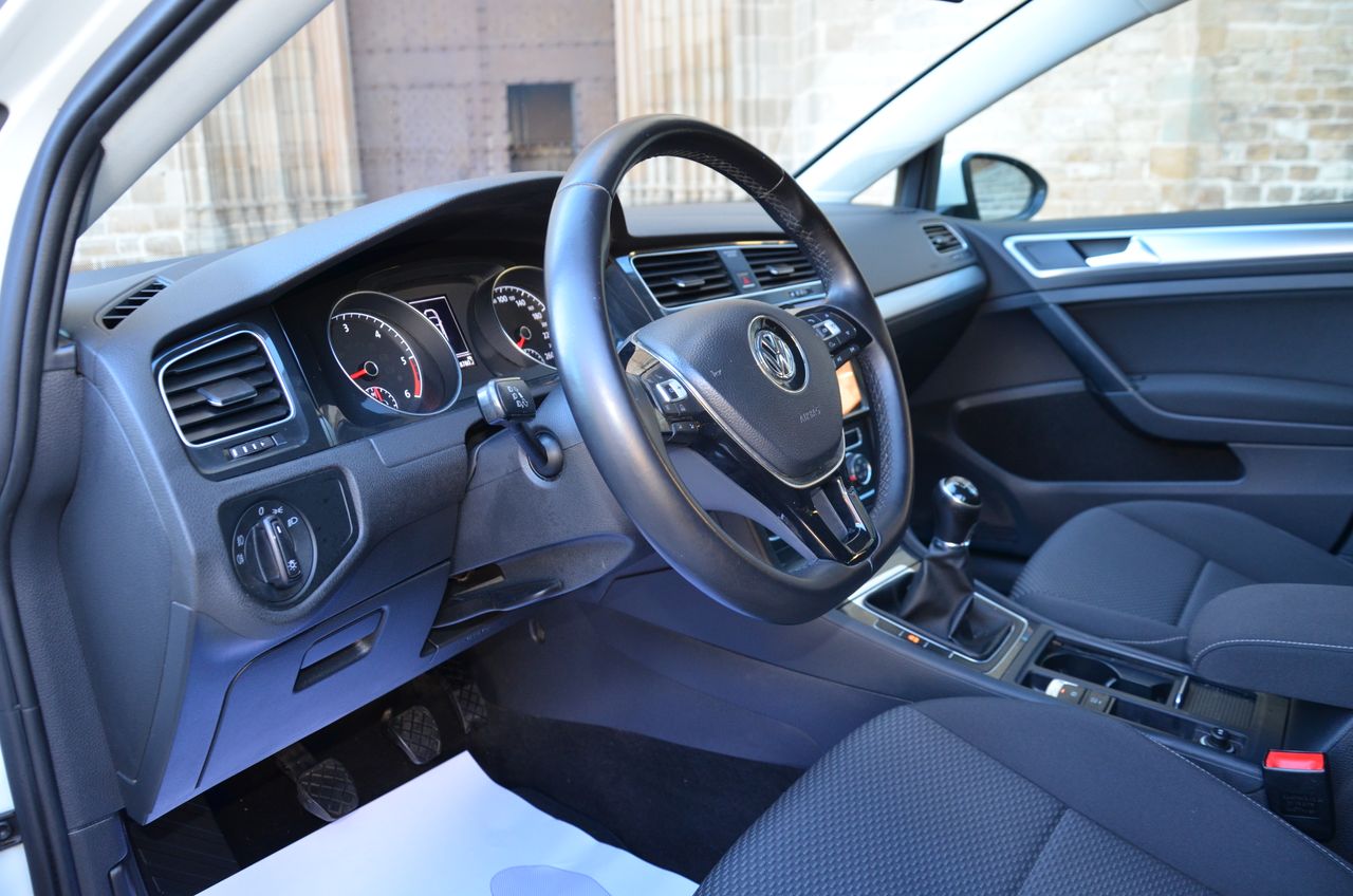 Volkswagen Golf 1.6 TDI BUSINESS & NAVEGADOR PROFESIONAL TÁCTIL  - Foto 33