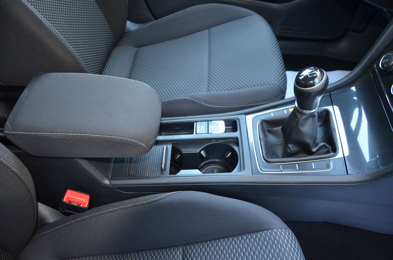 Volkswagen Golf 1.6 TDI BUSINESS & NAVEGADOR PROFESIONAL TÁCTIL  - Foto 49