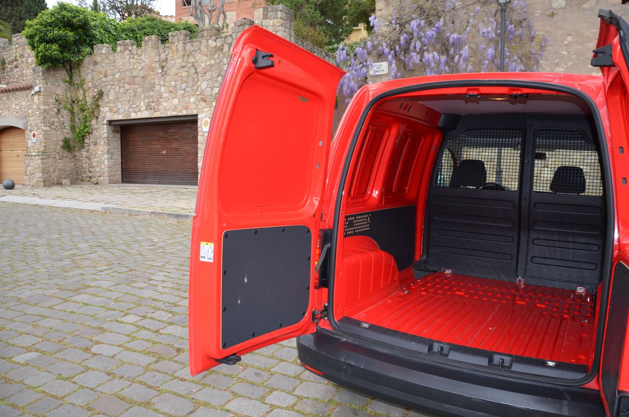 Volkswagen Caddy PROFESIONAL FURGÓN BMT 2.0 TDI 75CV../ PACK CONFORT../  - Foto 9