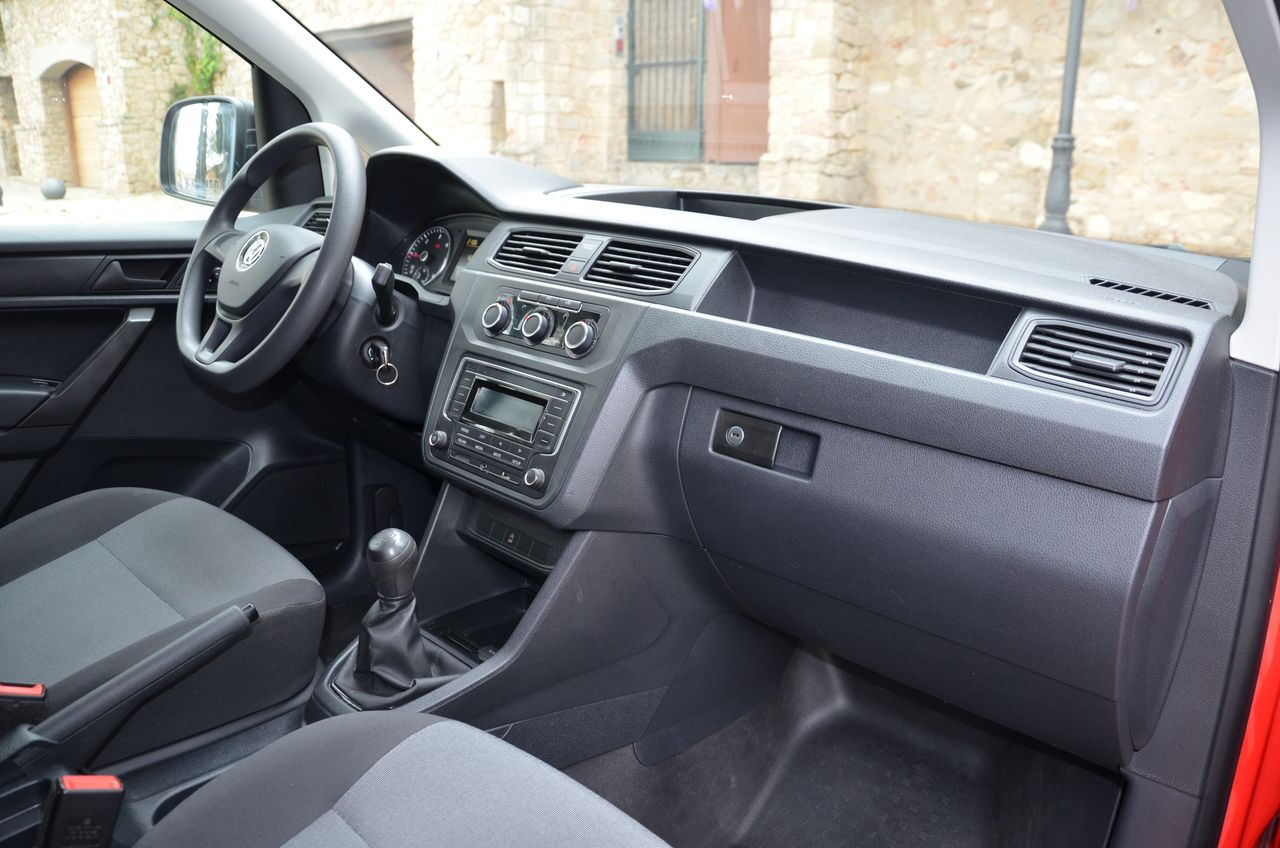 Volkswagen Caddy PROFESIONAL FURGÓN BMT 2.0 TDI 75CV../ PACK CONFORT../  - Foto 17