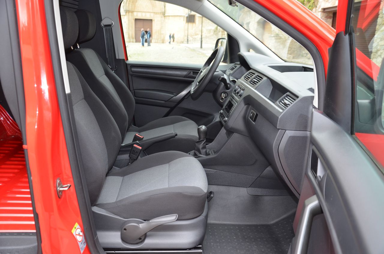 Volkswagen Caddy PROFESIONAL FURGÓN BMT 2.0 TDI 75CV../ PACK CONFORT../  - Foto 18