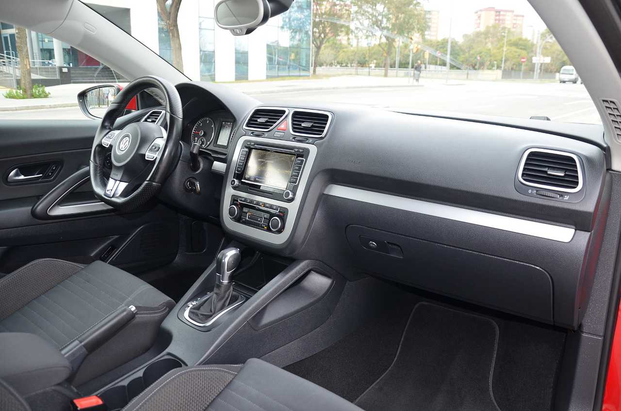 Volkswagen Scirocco 2.0 TDI 140 CV DSG6  AUT NACIONAL / LIBRO REVISIONES .. ROJO ASIÁTICO - Foto 15