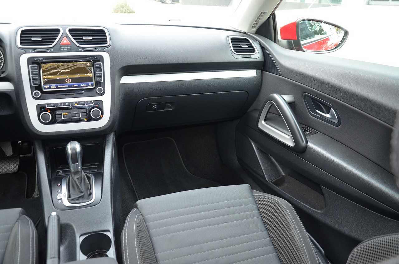 Volkswagen Scirocco 2.0 TDI 140 CV DSG6  AUT NACIONAL / LIBRO REVISIONES .. ROJO ASIÁTICO - Foto 24