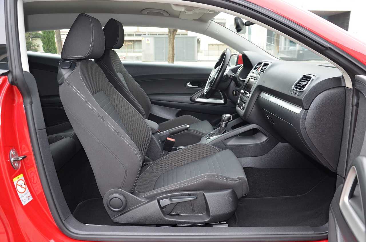 Volkswagen Scirocco 2.0 TDI 140 CV DSG6  AUT NACIONAL / LIBRO REVISIONES .. ROJO ASIÁTICO - Foto 17