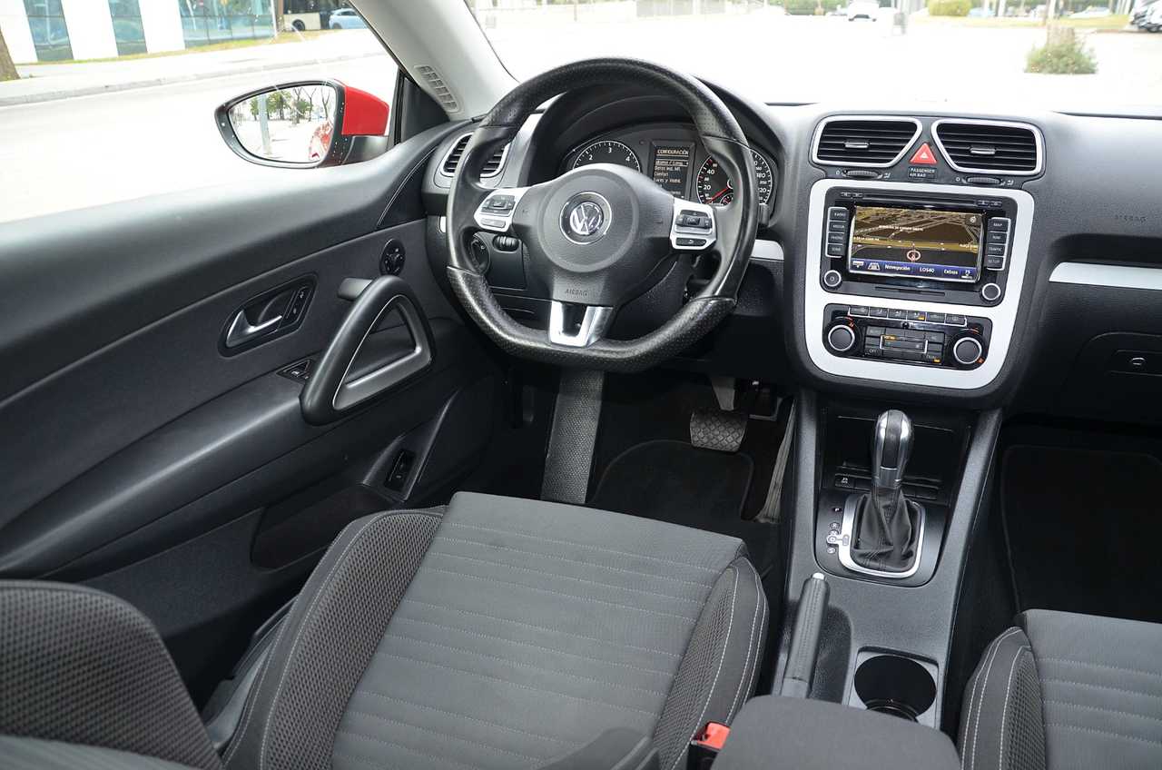 Volkswagen Scirocco 2.0 TDI 140 CV DSG6  AUT NACIONAL / LIBRO REVISIONES .. ROJO ASIÁTICO - Foto 23
