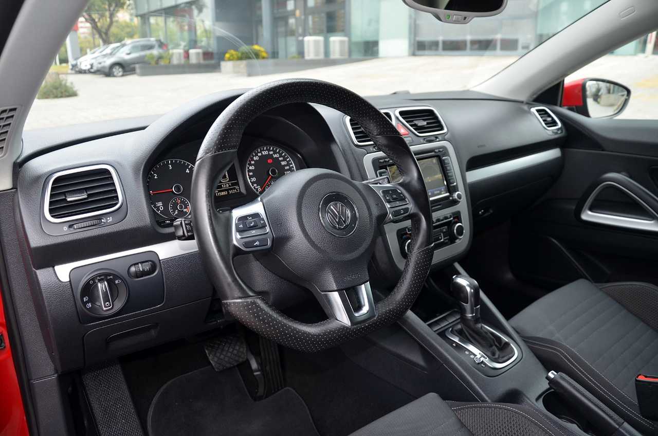 Volkswagen Scirocco 2.0 TDI 140 CV DSG6  AUT NACIONAL / LIBRO REVISIONES .. ROJO ASIÁTICO - Foto 3