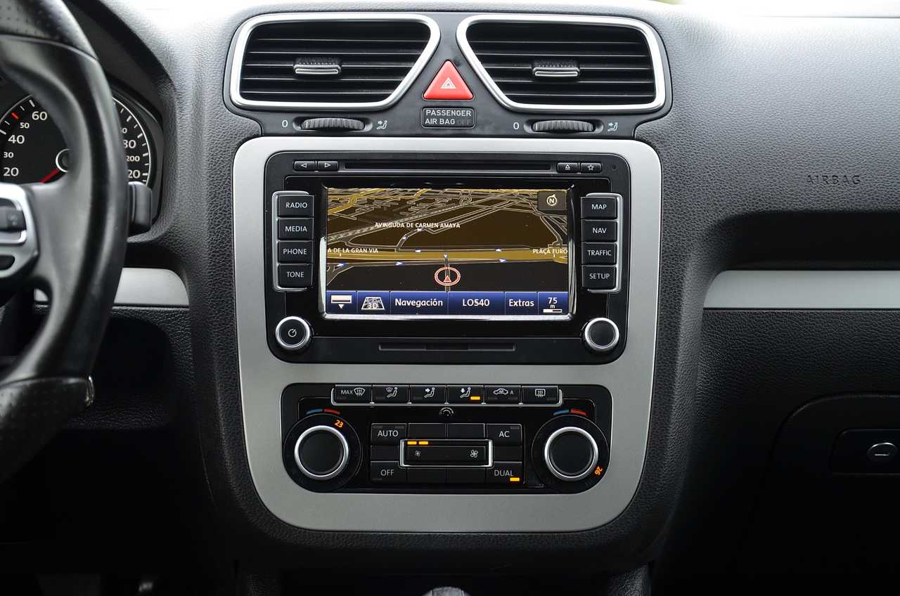 Volkswagen Scirocco 2.0 TDI 140 CV DSG6  AUT NACIONAL / LIBRO REVISIONES .. ROJO ASIÁTICO - Foto 5