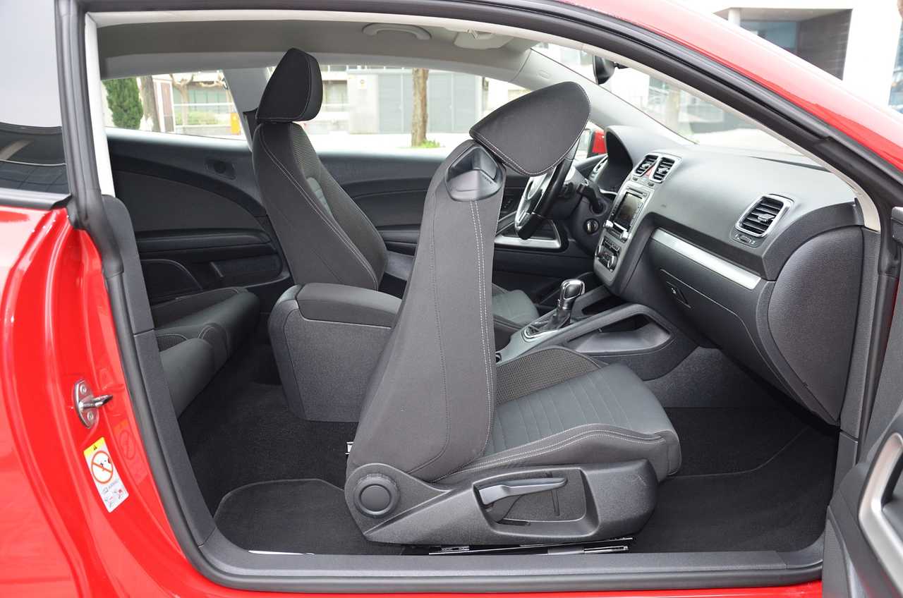 Volkswagen Scirocco 2.0 TDI 140 CV DSG6  AUT NACIONAL / LIBRO REVISIONES .. ROJO ASIÁTICO - Foto 14