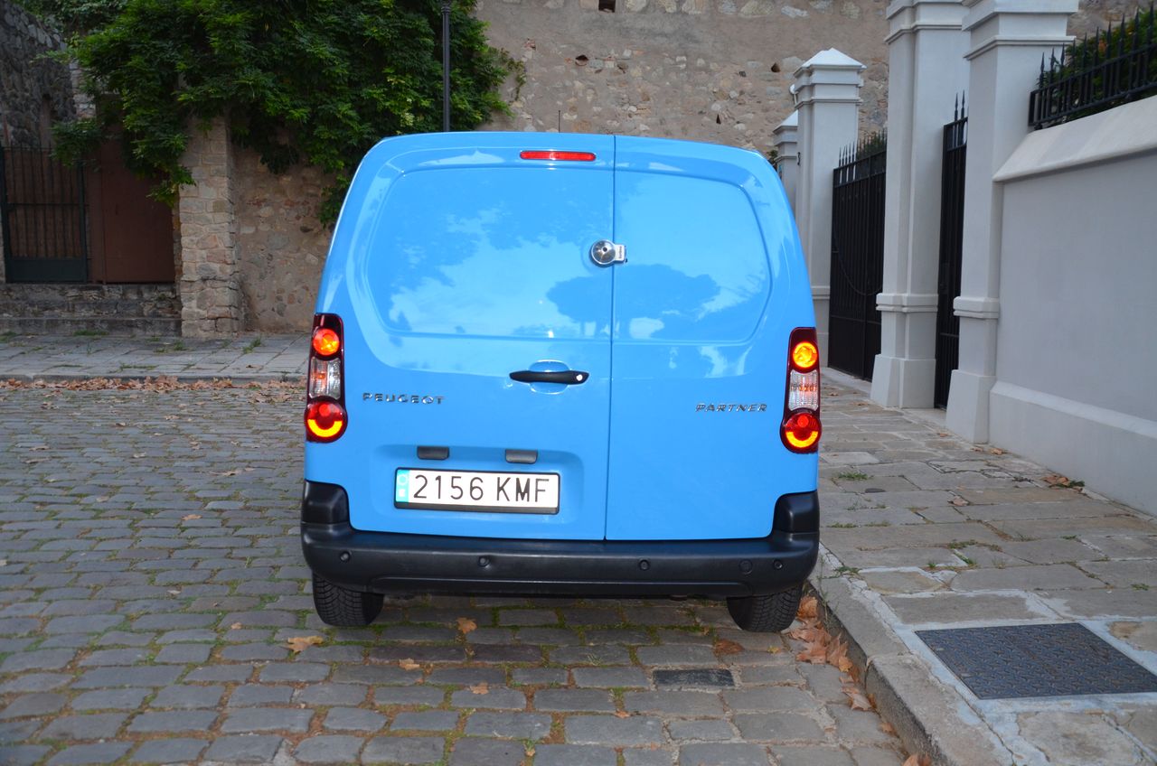 Peugeot Partner FURGÓN CONFORT PACK L1 1.6 BlueHDI 75 .../ ESTANTERÍAS Y SUELO REFORZADO - Foto 7