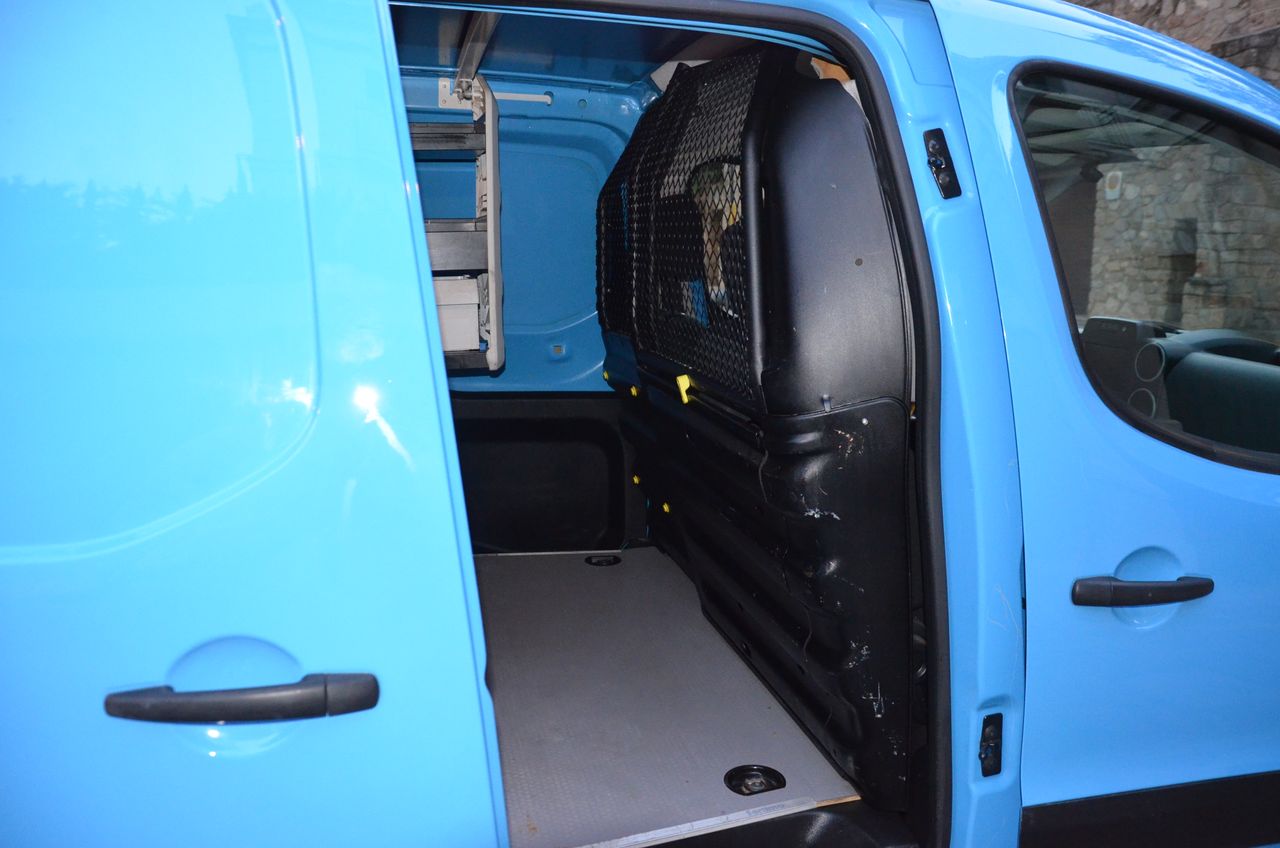 Peugeot Partner FURGÓN CONFORT PACK L1 1.6 BlueHDI 75 .../ ESTANTERÍAS Y SUELO REFORZADO - Foto 28