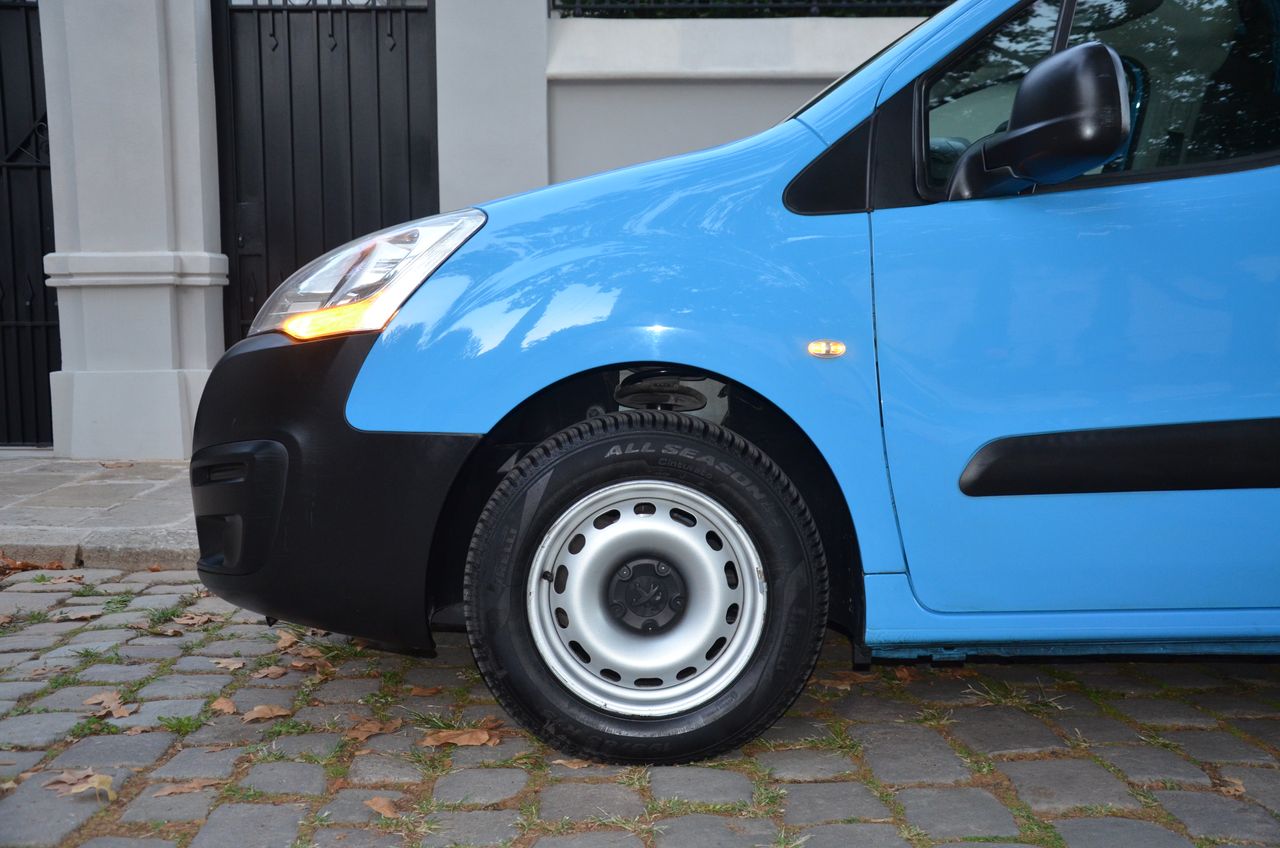 Peugeot Partner FURGÓN CONFORT PACK L1 1.6 BlueHDI 75 .../ ESTANTERÍAS Y SUELO REFORZADO - Foto 23