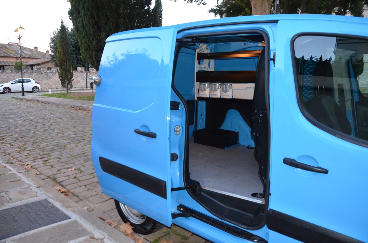 Peugeot Partner FURGÓN CONFORT PACK L1 1.6 BlueHDI 75 .../ ESTANTERÍAS Y SUELO REFORZADO - Foto 12