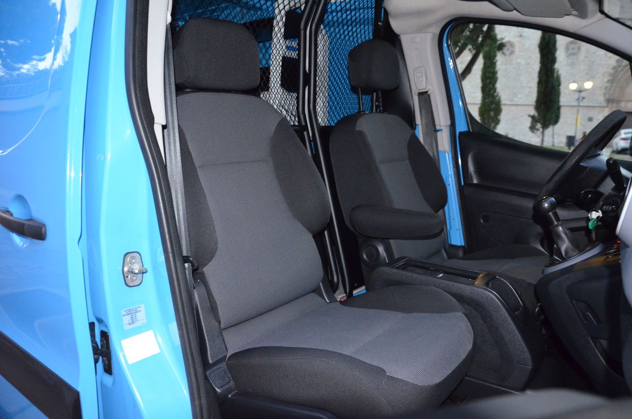 Peugeot Partner FURGÓN CONFORT PACK L1 1.6 BlueHDI 75 .../ ESTANTERÍAS Y SUELO REFORZADO - Foto 41