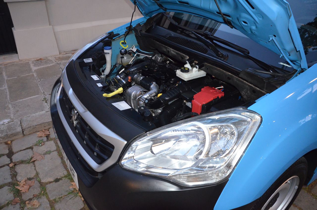 Peugeot Partner FURGÓN CONFORT PACK L1 1.6 BlueHDI 75 .../ ESTANTERÍAS Y SUELO REFORZADO - Foto 36