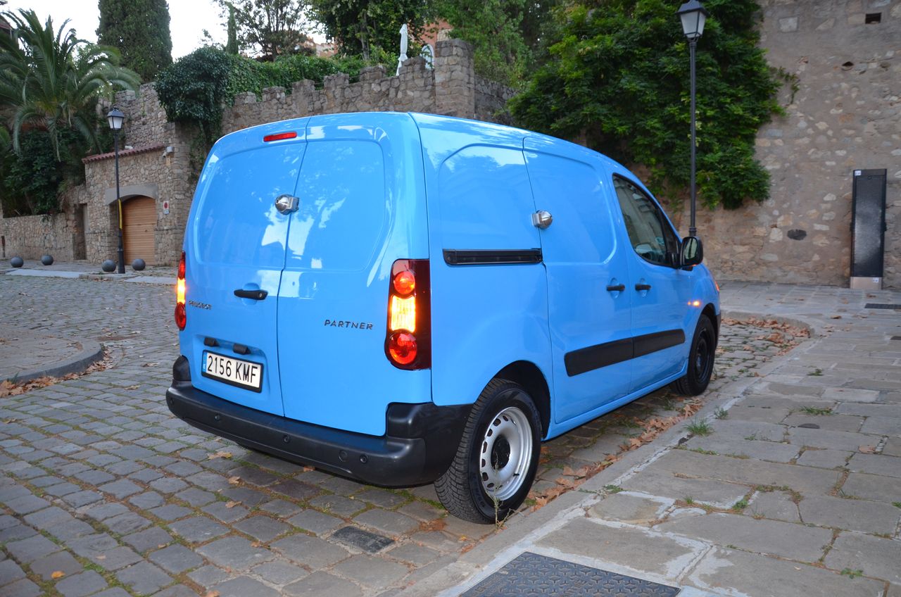 Peugeot Partner FURGÓN CONFORT PACK L1 1.6 BlueHDI 75 .../ ESTANTERÍAS Y SUELO REFORZADO - Foto 30