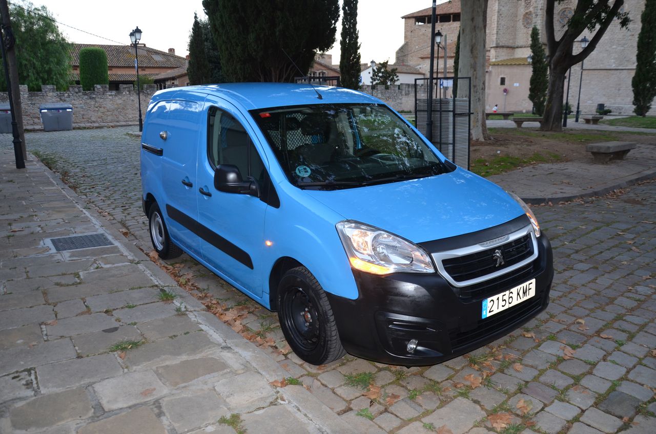 Peugeot Partner FURGÓN CONFORT PACK L1 1.6 BlueHDI 75 .../ ESTANTERÍAS Y SUELO REFORZADO - Foto 40