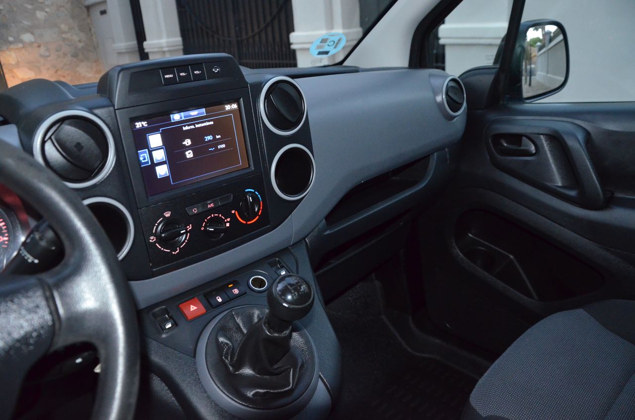 Peugeot Partner FURGÓN CONFORT PACK L1 1.6 BlueHDI 75 .../ ESTANTERÍAS Y SUELO REFORZADO - Foto 6