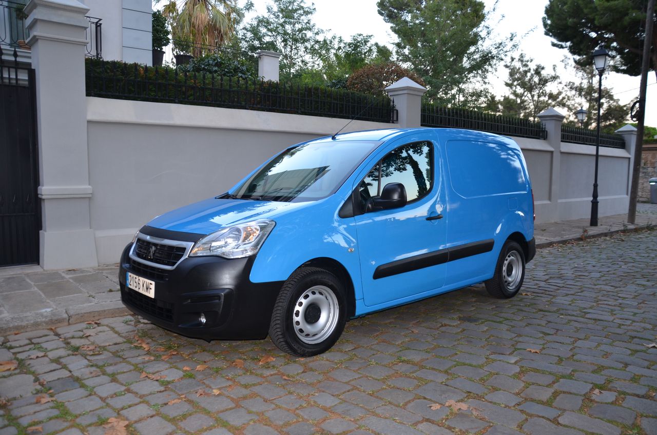 Peugeot Partner FURGÓN CONFORT PACK L1 1.6 BlueHDI 75 .../ ESTANTERÍAS Y SUELO REFORZADO - Foto 3